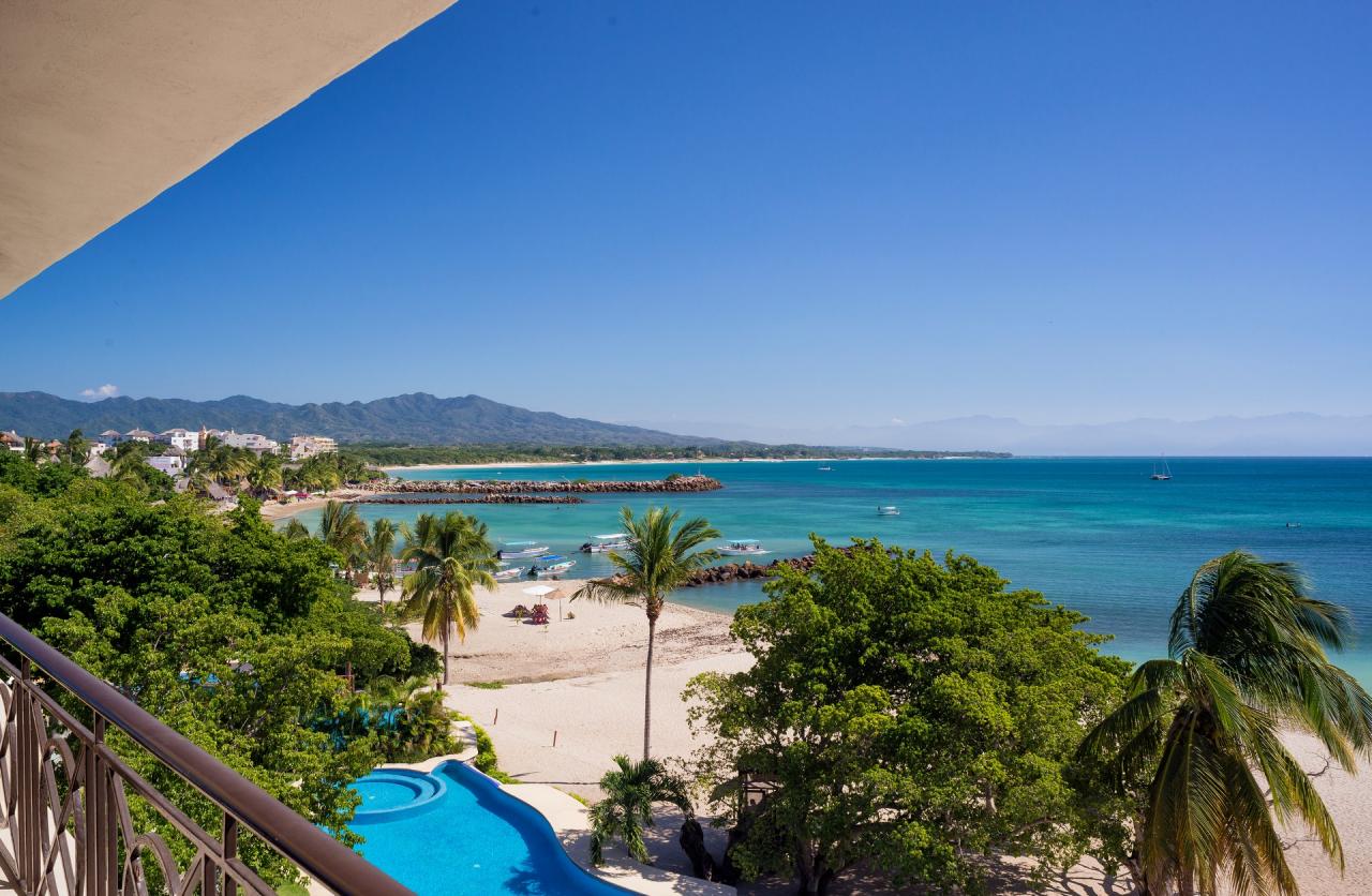 Beachfront Hacienda de Mita Penthouse 2 is a four bedroom Punta Mita villa
